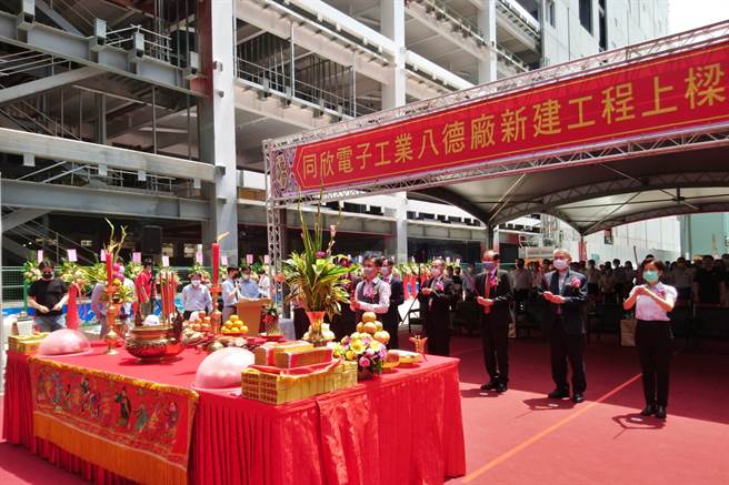 CMOS影像感测器（CIS）封测厂同欣电23日举行桃园八德新厂上梁典礼，由副董事长赖锡湖(前中)主持。（记者林资杰摄）