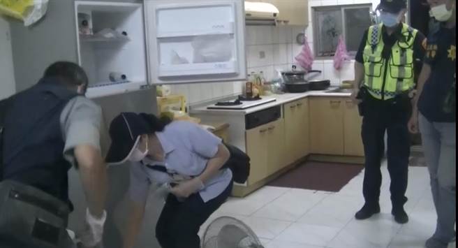 花蓮縣警局接獲警政署緊急通報，縣內疑似有消費者購買含非洲豬瘟病毒的肉製產品，昨晚立即檢方成立專案小組，連夜配合花蓮縣衛生局及農業處等單位執行聯合稽查。（花蓮縣警局提供／羅亦晽花蓮傳真）