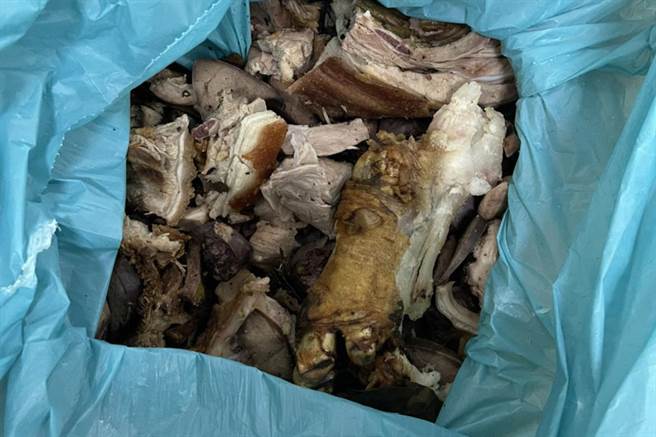 新湖分局查獲1名越南民眾購買疑有非洲豬瘟的豬肉製品。（新湖分局提供／羅浚濱新竹傳真）