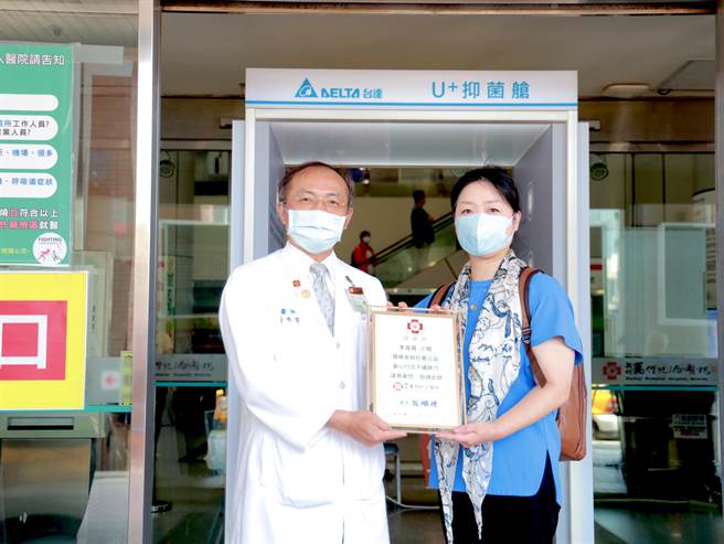 新竹市YWCA理事李喜真（右）23日捐赠1座「台达U＋抑菌舱」予新竹马偕医院。（新竹马偕提供／陈育贤新竹传真）