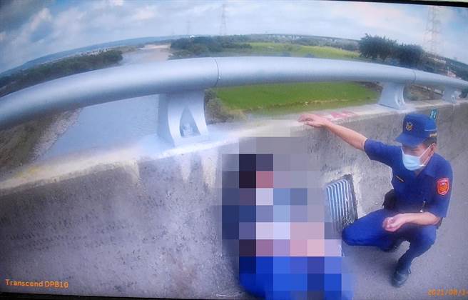 女子与夫吵架，想不开，台中市警局雾峰分局万丰派出所员警，苦口婆心劝解，终让女子打消念头。（民眾提供／黄国峰台中传真）