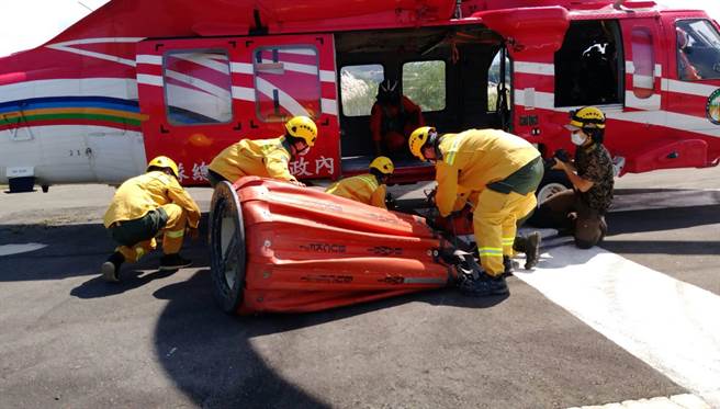 东势林区管理处23日会同空勤总队，于石冈区亚拓飞行场联合办理抢救森林火灾水袋吊挂训练。（东势林管处提供）