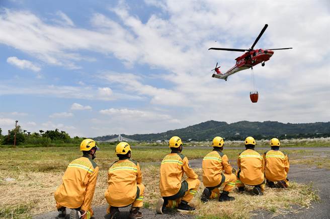 东势林区管理处23日会同空勤总队，于石冈区亚拓飞行场联合办理抢救森林火灾水袋吊挂训练。（东势林管处提供）