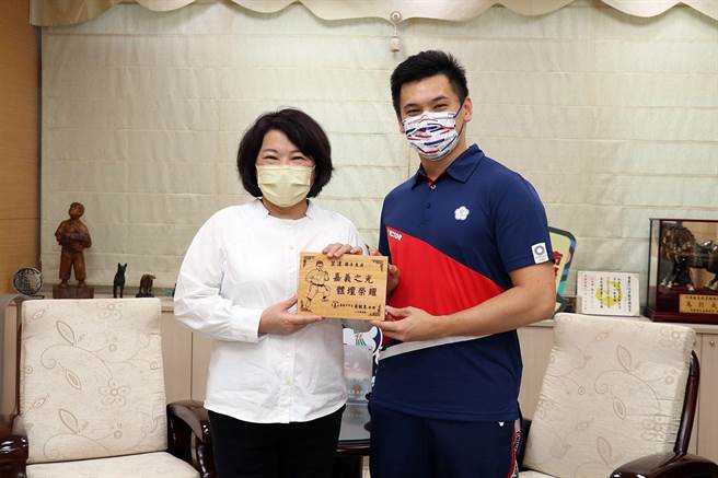嘉义市长黄敏惠特别致赠桧木雷雕等礼物，嘉许王翌达是嘉义之光、台湾之光。（嘉义市政府提供）
