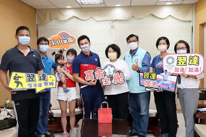 东奥国手王翌达拜会嘉义市长黄敏惠，母校的师长组团为他打气。（嘉义市政府提供）