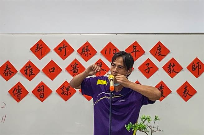 新竹縣培訓20名教師學習泰雅族口簧琴製作和吹奏，老師們在結業時做成果演出。（新竹縣政府提供／羅浚濱新竹傳真）