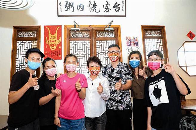 卢市长特别前往店家「台客烧肉粥」拜访(图片：台中市政府提供)