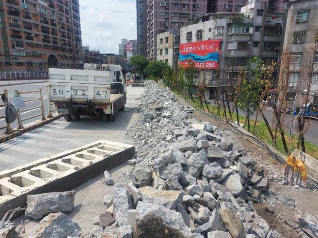 华中桥中和端桥侧水泥护墙长期日晒雨淋，部份水泥外层多处脱落，新北市中和区公所採分段施工改善，工程预计于8月底前完工。（中和区公所提供）