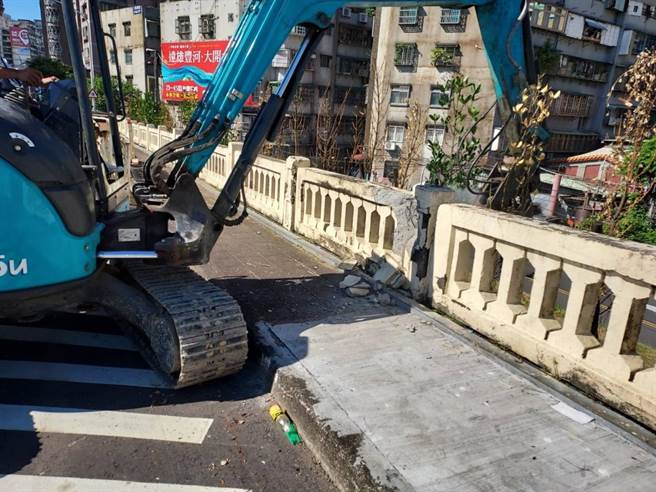 华中桥中和端桥侧水泥护墙长期日晒雨淋，部份水泥外层多处脱落，新北市中和区公所採分段施工改善，工程预计于8月底前完工。（中和区公所提供）