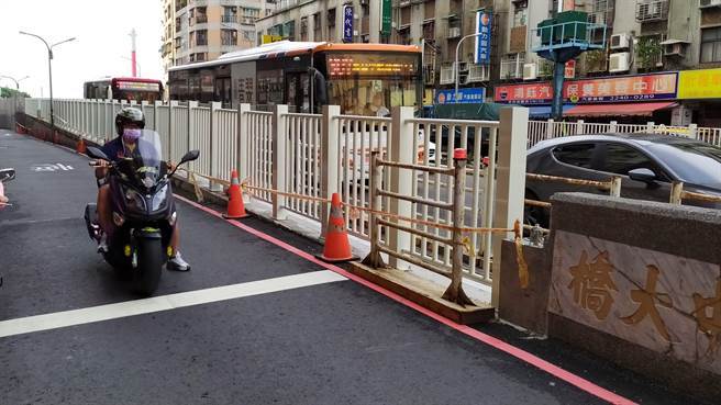 华中桥中和端桥侧水泥护墙长期日晒雨淋，部份水泥外层多处脱落，新北市中和区公所採分段施工改善，工程预计于8月底前完工。（中和区公所提供）