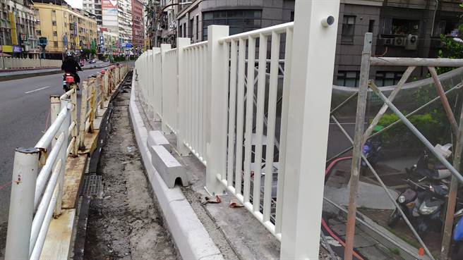 华中桥中和端桥侧水泥护墙长期日晒雨淋，部份水泥外层多处脱落，新北市中和区公所採分段施工改善，工程预计于8月底前完工。（中和区公所提供）