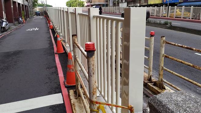 华中桥中和端桥侧水泥护墙长期日晒雨淋，部份水泥外层多处脱落，新北市中和区公所採分段施工改善，工程预计于8月底前完工。（中和区公所提供）