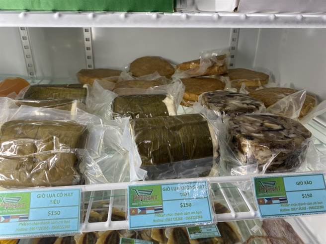 彰化县警局结合所属各分局警力全面动员，漏夜清查县内越南商店的走私猪肉制品。（警方提供／谢琼云彰化传真）