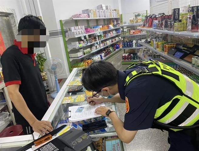 彰化县警局结合所属各分局警力全面动员，漏夜清查县内越南商店的走私猪肉制品。（警方提供／谢琼云彰化传真）