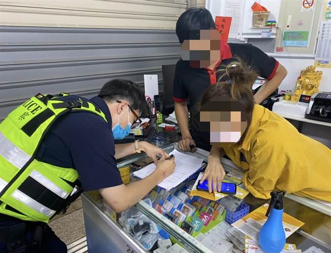 彰化县警局结合所属各分局警力全面动员，漏夜清查县内越南商店的走私猪肉制品。（警方提供／谢琼云彰化传真）