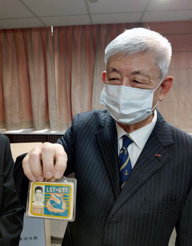 曾任中海舰第21任舰长的苗永庆，展示当年的识别证。（洪荣志摄）