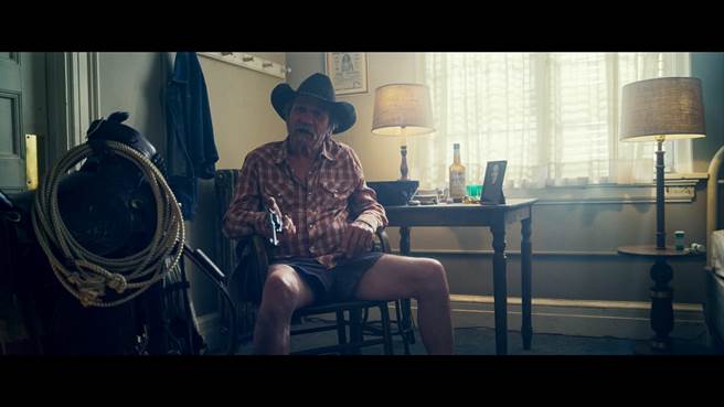 汤米李琼斯在片中饰演一名过气西部片巨星。（甲上娱乐提供）