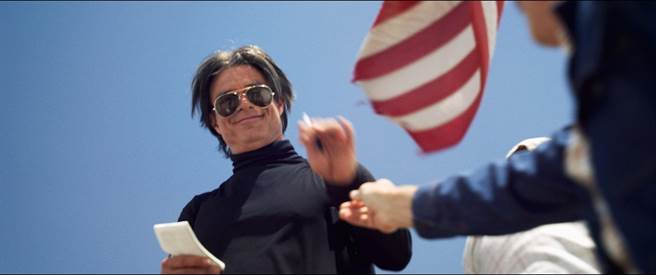 《诈制片家》找人打扮成汤姆克鲁斯的模样，让他摔个四脚朝天当场直接领便当，恶搞尺度超夸张。（甲上娱乐提供）