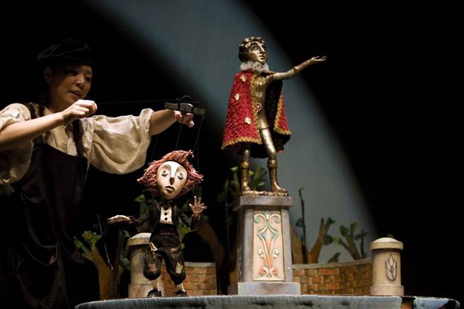 无独有偶工作室剧团演出《快乐王子》。(歌剧院提供／林欣仪台中传真)