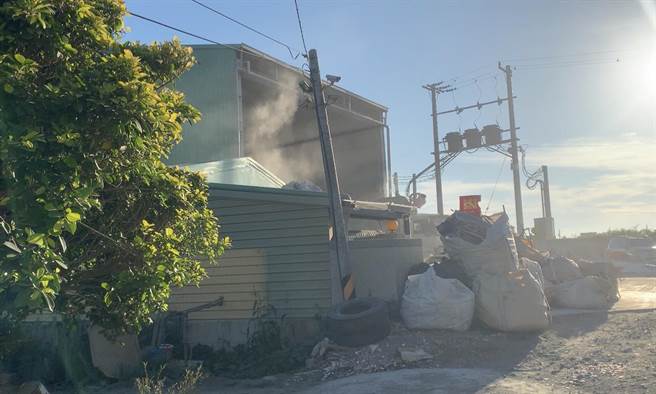 彰化县芳苑乡海丰村海尾有一间塑胶回收工厂遭居民抗议，专收废弃塑胶再转制成塑胶管，但加热时产生刺鼻难闻的味道，造成村民气管发炎、喉咙痛、甚至胸闷头晕等症状。(吴建辉摄)