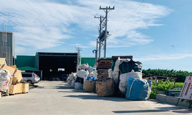 村民在村长与乡代的陪同下，多次与厂商沟通未果，申诉到县府环保局也没用，这次村民不忍了，若厂商再不改善，不排除发动更大规模的抗议行动。(吴建辉摄)