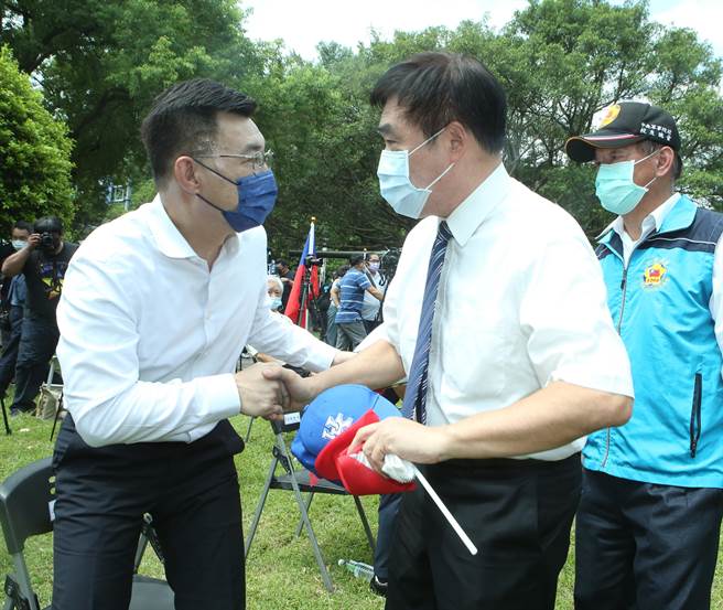 中央軍事院校校友總會23日舉辦八二三炮戰63週年紀念活動，前台北市長郝龍斌（右）以家屬身份帶領中央軍事院校代表祭拜炮戰傷亡的官兵，離去時向國民黨主席江啟臣（左）致意。（陳怡誠攝）