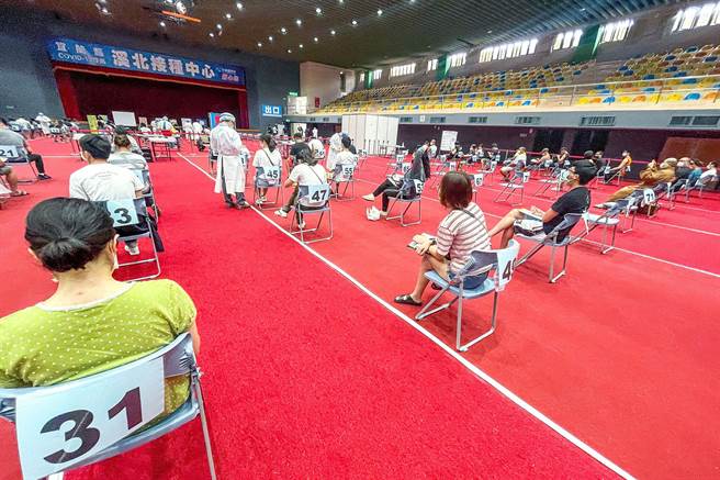宜兰县疫苗接种剂次人口达42.5％，县内约有18万人施打疫苗。（李忠一摄）