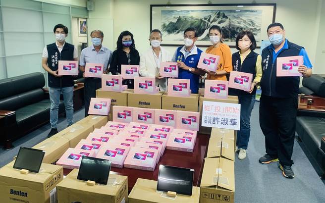 立委许淑华（右三），号召企业捐赠平板电脑给弱势学生。（廖志晃摄）