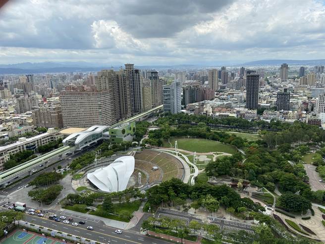 台中市文心森林公园周边建案，坐拥绿地优势，开发价值较高，拉升平均价格。（卢金足摄）