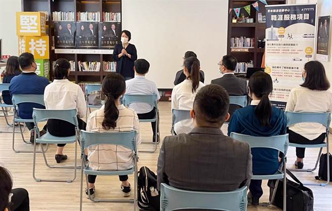 中彰投分署长林淑媛表示，劳动部特针对「想再进修」及「想找工作」青年，依个别职涯需求设计不同专案来提供客制化服务。(劳动部中彰投分署提供)