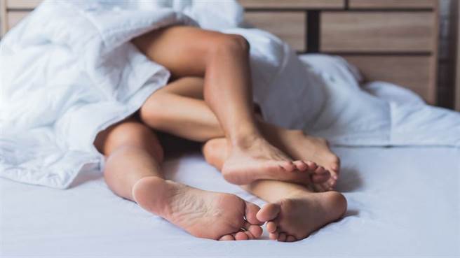 牙买加一名男老师在进行视讯会议时，竟忘记关掉镜头在眾人面前与女伴全裸开心啪啪。图片为示意图非本人。（图／shutterstock）