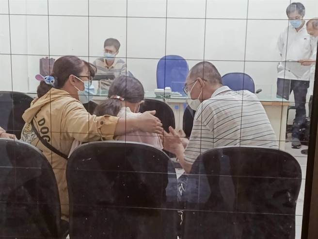 检方今天相验，男童母亲（中）、父亲（右）都到场神情哀痛不愿多说什么。（张毓翎摄）