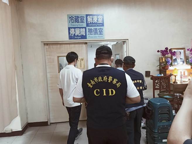 检方23日下午会同法医到柳营禄园相验。（张毓翎摄）