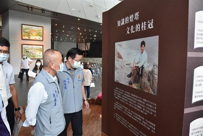 苗栗县长徐耀昌23日特地参加赖阿胜图书文物特展开幕仪式。（谢明俊摄）