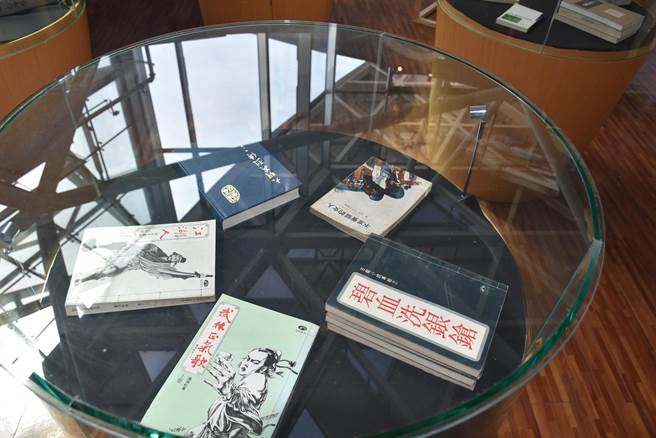 桂冠出版社早年出版的古龙武侠小说系列（谢明俊摄）