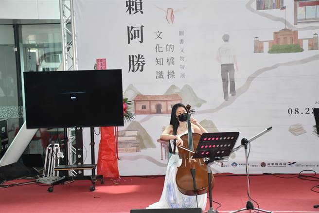 赖阿胜长女赖立文特别以大提琴演奏父亲生前最喜爱的乐曲「佛南多」来纪念父亲。（谢明俊摄）