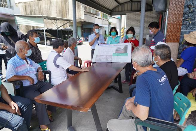 嘉义市立委王美惠偕同第五河川局官员说明朴子溪荖藤段堤防改善工程。（王美惠立委服务处提供）