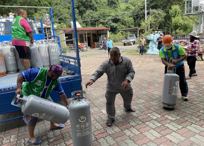 高雄桃源部落民眾看到瓦斯送達，都很開心，到場幫忙搬運。（翻攝照片／林瑞益高雄傳真）