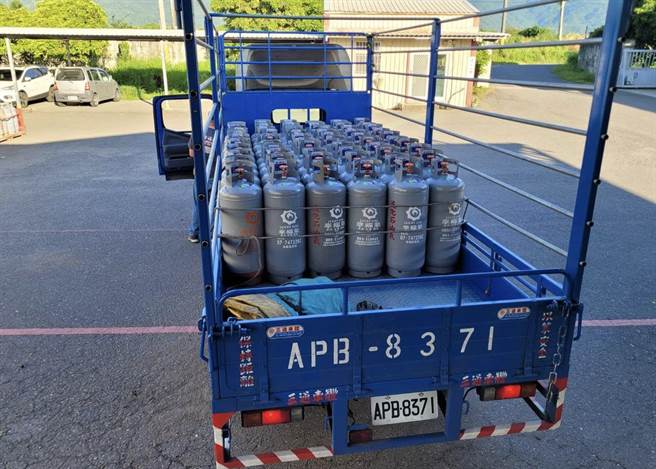 台東瓦斯業者送瓦斯到高雄市桃源區。（翻攝照片／林瑞益高雄傳真）