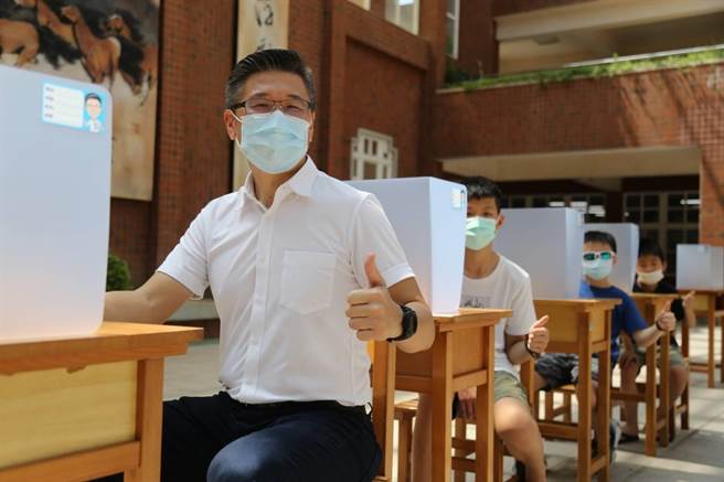 新北市议员媒合民间力量，赠3万2千片防疫隔板给学校（陈明义提供／戴上容新北传真）