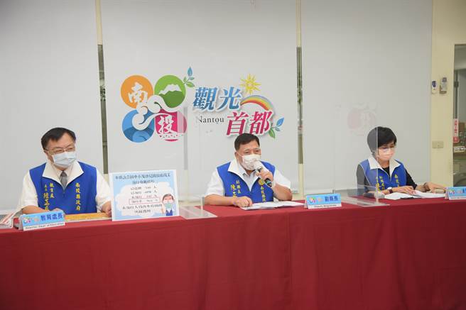 南投县副县长陈正升（中）、教育处长陈正威（左），说明开学后的防疫措施。（南投县政府提供／廖志晃南投传真）