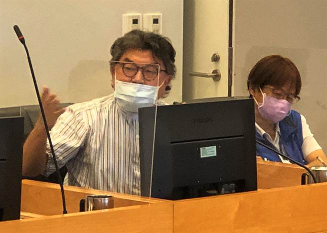 市议员李中等23日提出制定「台中市容积代金基金收支保管及运用自治条例」草案，强调未来正式公布实施后，将让容积代金的收支保管与运用更加完善。（陈世宗摄）