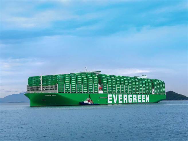 图为本月才刚下水的长荣首艘2.4万TEU货柜轮-长范轮首航照。(图/长荣提供)