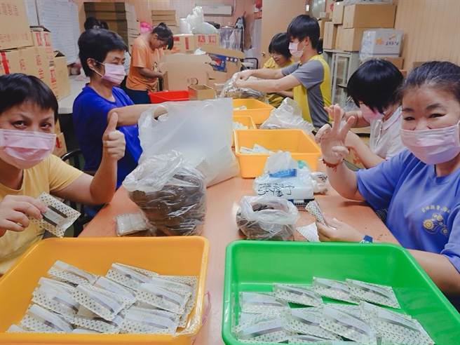 云林县圆梦庇护工场中秋礼盒订单砍半，推出新产品促销。（圆梦庇护工场提供／张朝欣云林传真）