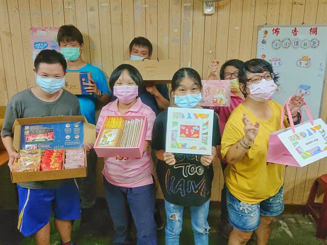 云林县圆梦庇护工场中秋礼盒订单砍半，推出新产品促销。（圆梦庇护工场提供／张朝欣云林传真）