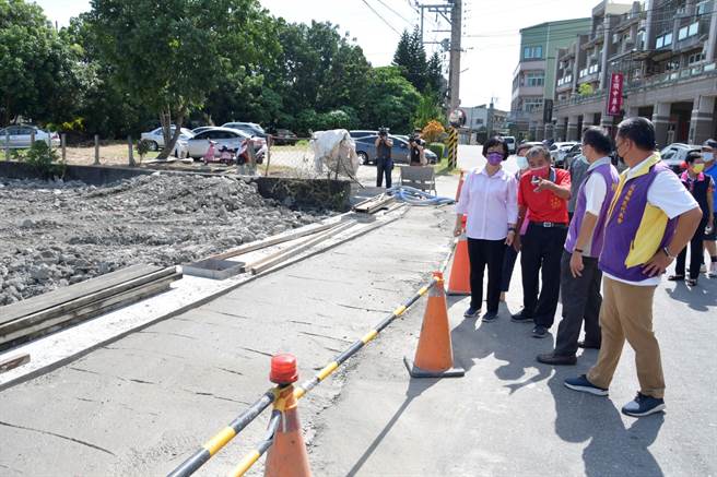 彰化县政府斥资3457万元进行9条农路路面重铺，另外花坛乡金墩街、斑鸠路和虎山街等3条重要联络道路也将进行拓宽改善工程。（谢琼云摄）