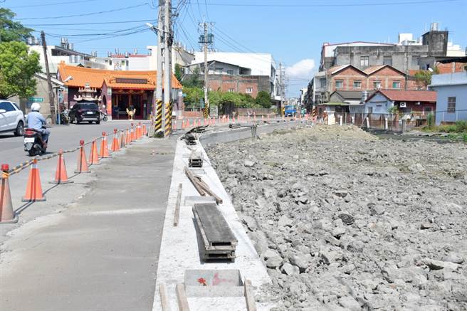 彰化县政府斥资3457万元进行9条农路路面重铺，另外花坛乡金墩街、斑鸠路和虎山街等3条重要联络道路也将进行拓宽改善工程。（谢琼云摄）