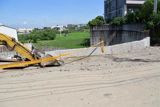 彰化县政府斥资3457万元进行9条农路路面重铺，另外花坛乡金墩街、斑鸠路和虎山街等3条重要联络道路也将进行拓宽改善工程。（谢琼云摄）