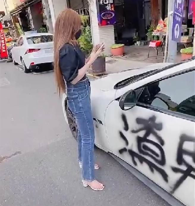 长腿辣妹喷漆男友玛莎拉蒂「渣男」写错字，之后有改成正确版。（截自抖音影片）