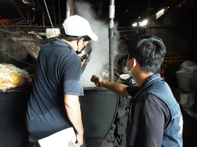 桃园市环保局为预防非洲猪瘟，23日完成166家厨余养猪全面查核，全数合格。（陈梦茹传真）